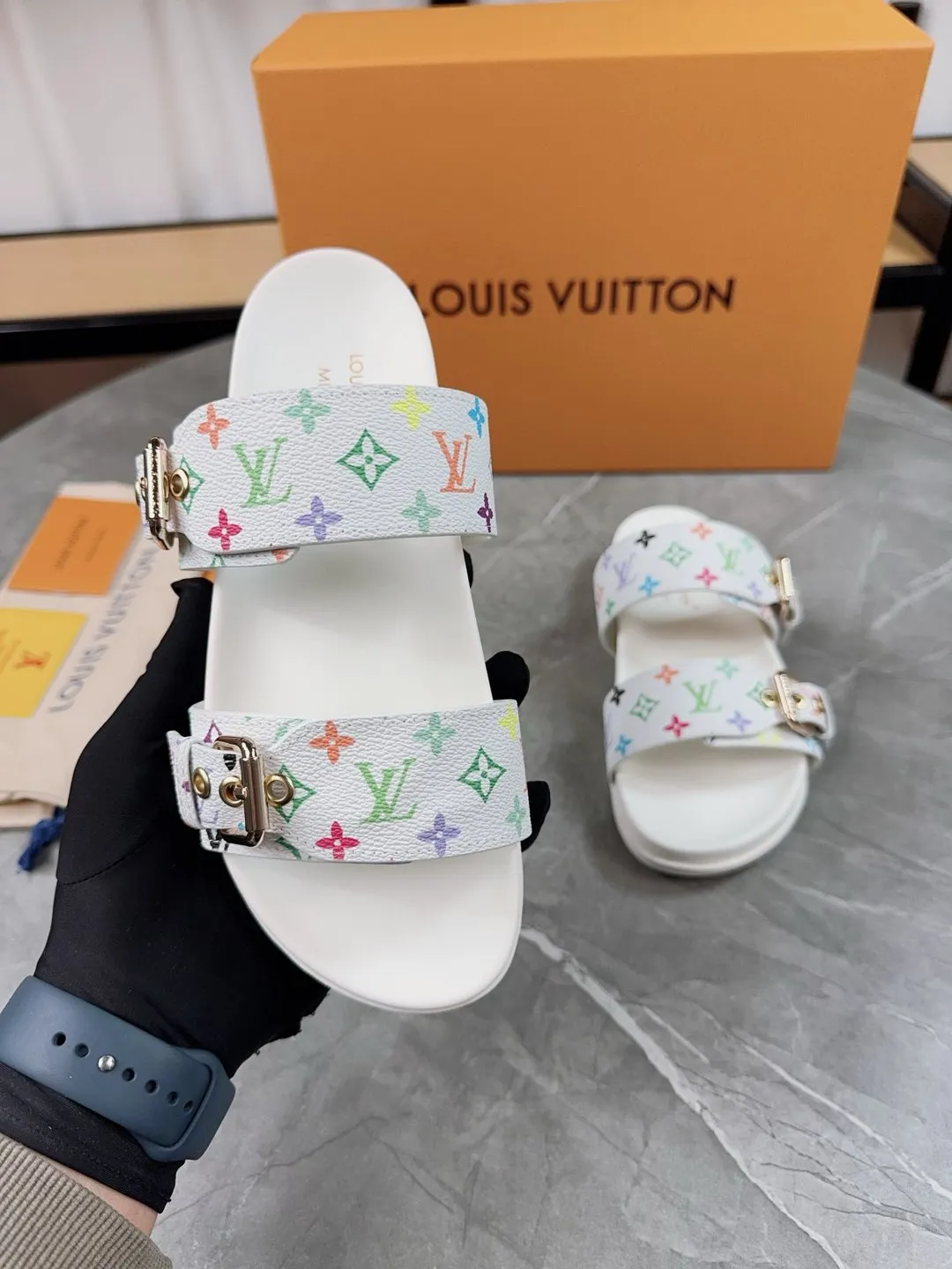 👟👟Ex-factory price 400👟👟 New slippers for spring and summer🌟The belt buckle is adjustable and elastic, full of beach style, original molded LV metal logo decoration, fashionable and beautiful, super versatile🤳🏻upper cowhide/customized imported jacquard fabric/original old-fashioned leather material, water-dyed sheepskin lining (water platform + wear-resistant velvet + rubber sole) three-layer combination outsole 🔶Size: Female 35-43 Male: 38-46